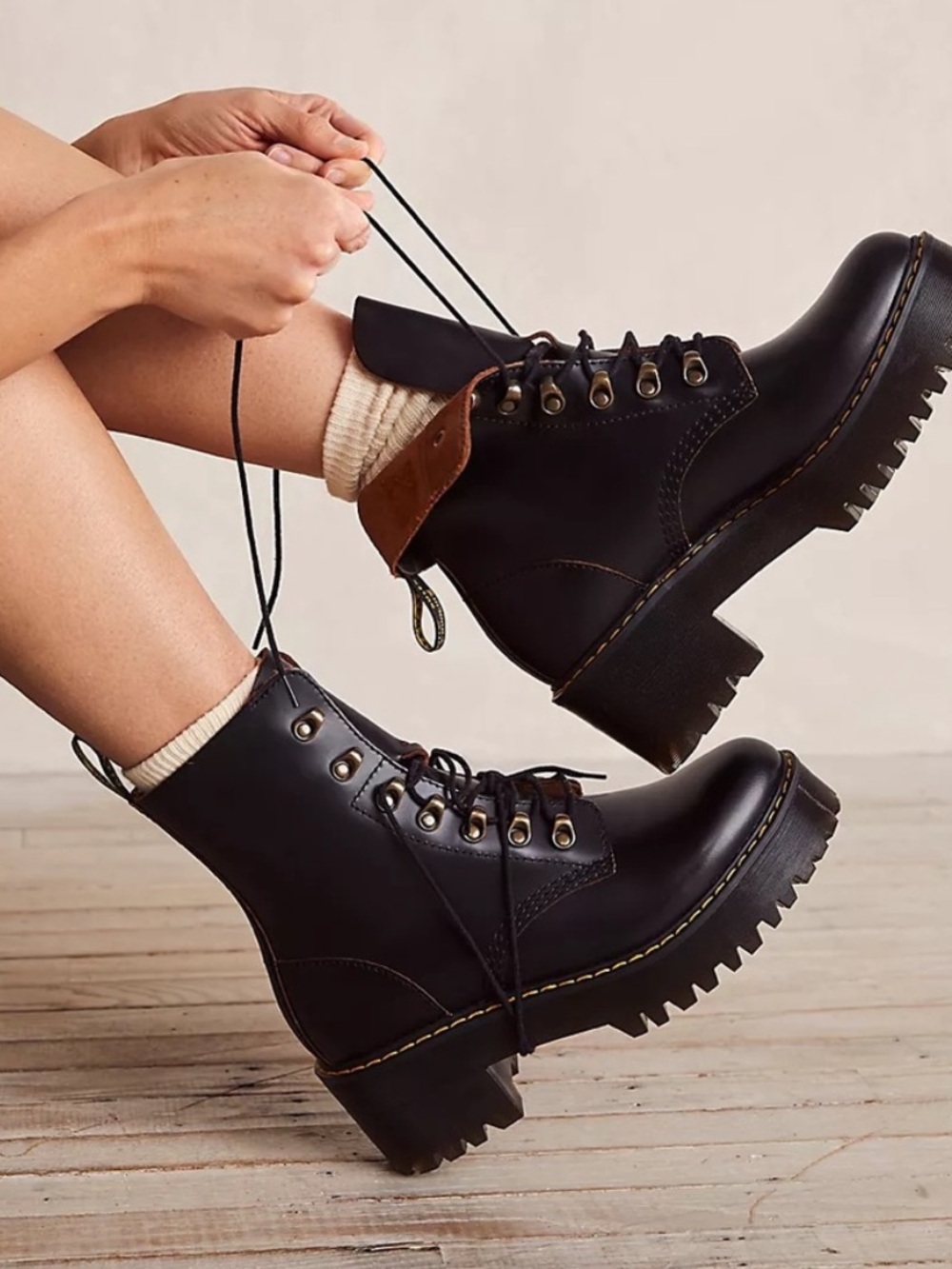 Dr. Martens Leona Boots